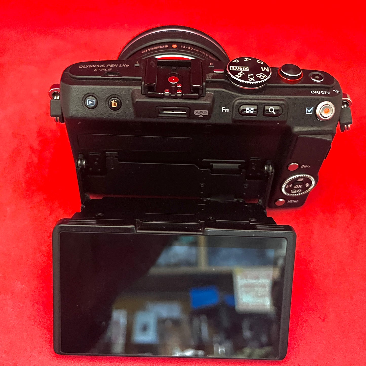 Olympus E-PL6 16MP with EZ 14-42mm Black (used)