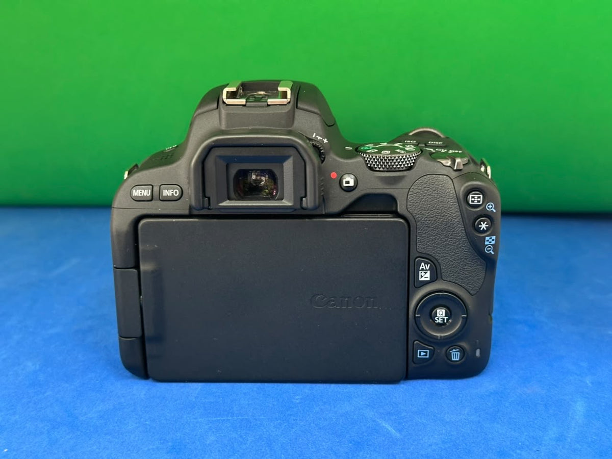 Canon 200D with 18-55mm Lens STM (pre-owned)
