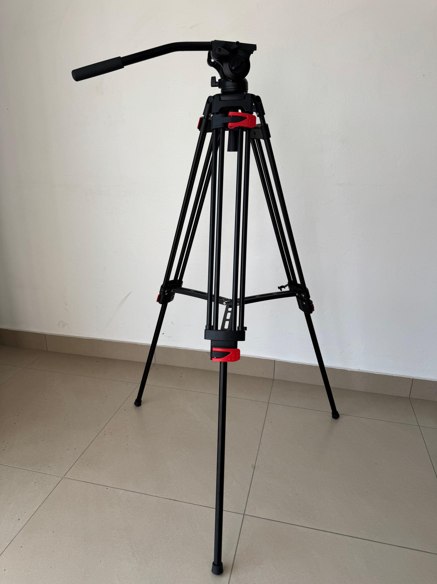 Heavy Duty Tripod
Fluid Head - Smooth, Professional Pan & Tilt Control (BRAND NEW)