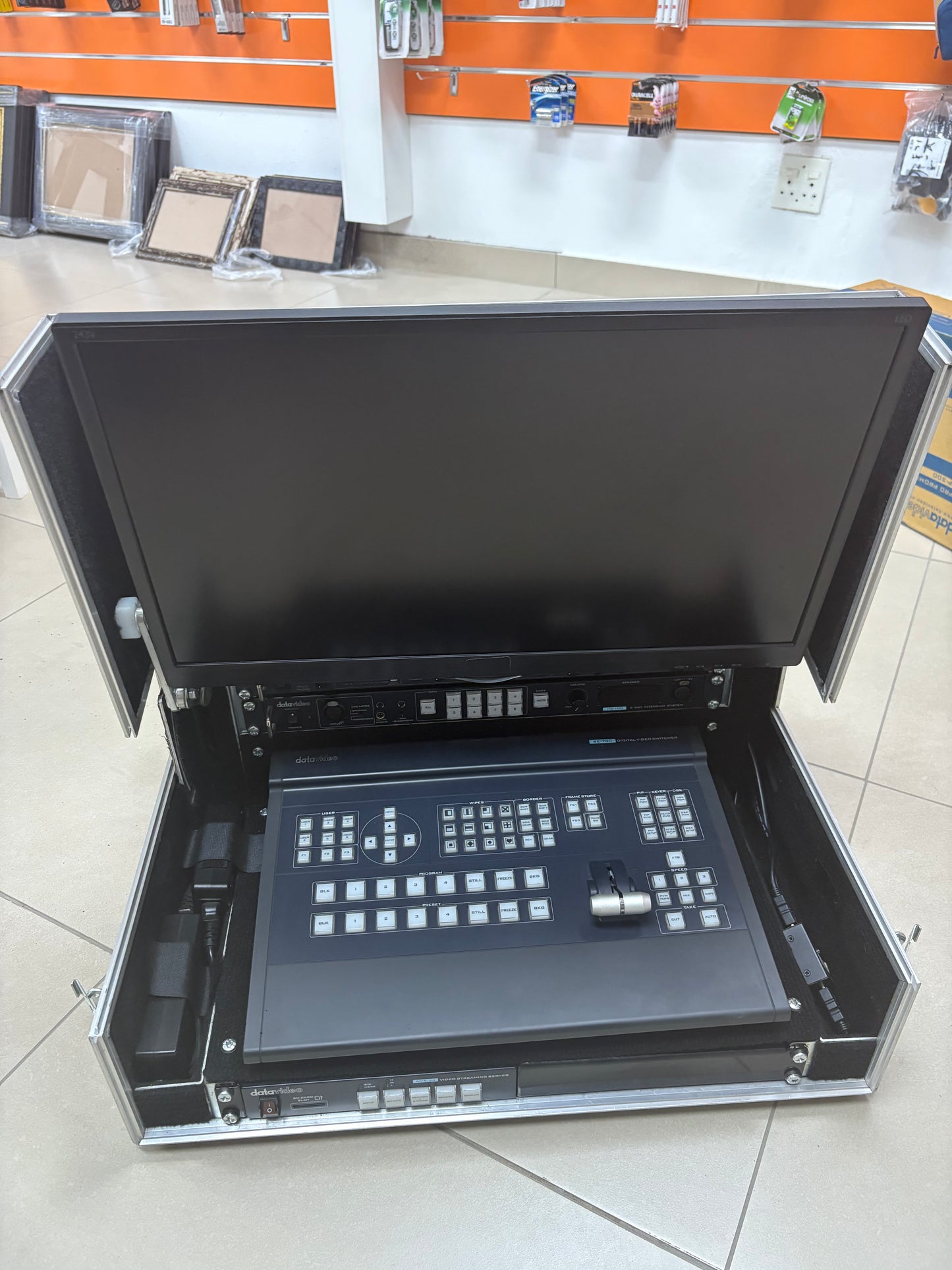 Datavideo SE-700 4-input HD-SDI and HDMI Video Mixer Complete sets (pre-owned)