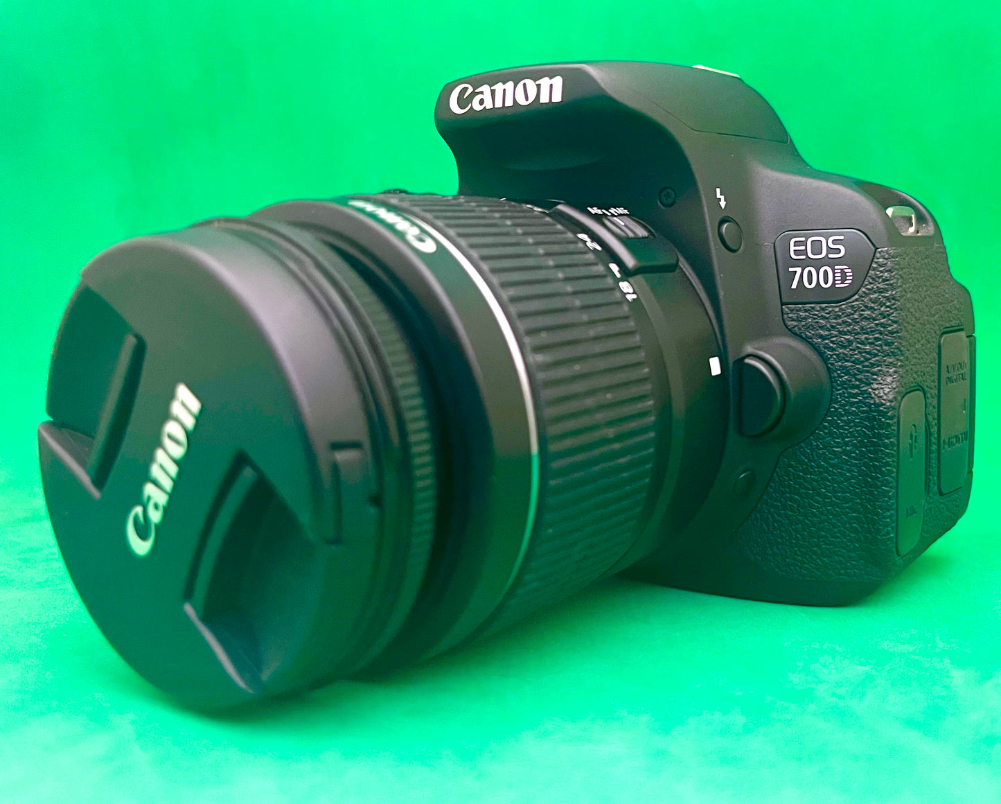 Canon EOS 700D + EF-S 18-55mm 3.5-5.6 (used)