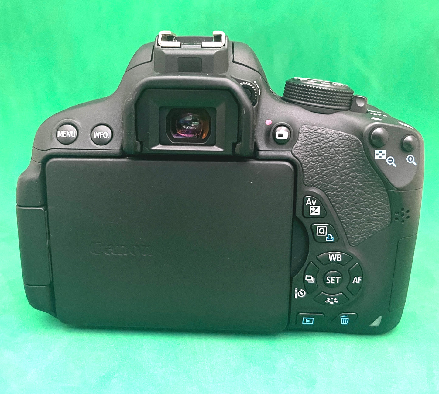 Canon EOS 700D + EF-S 18-55mm 3.5-5.6 (used)