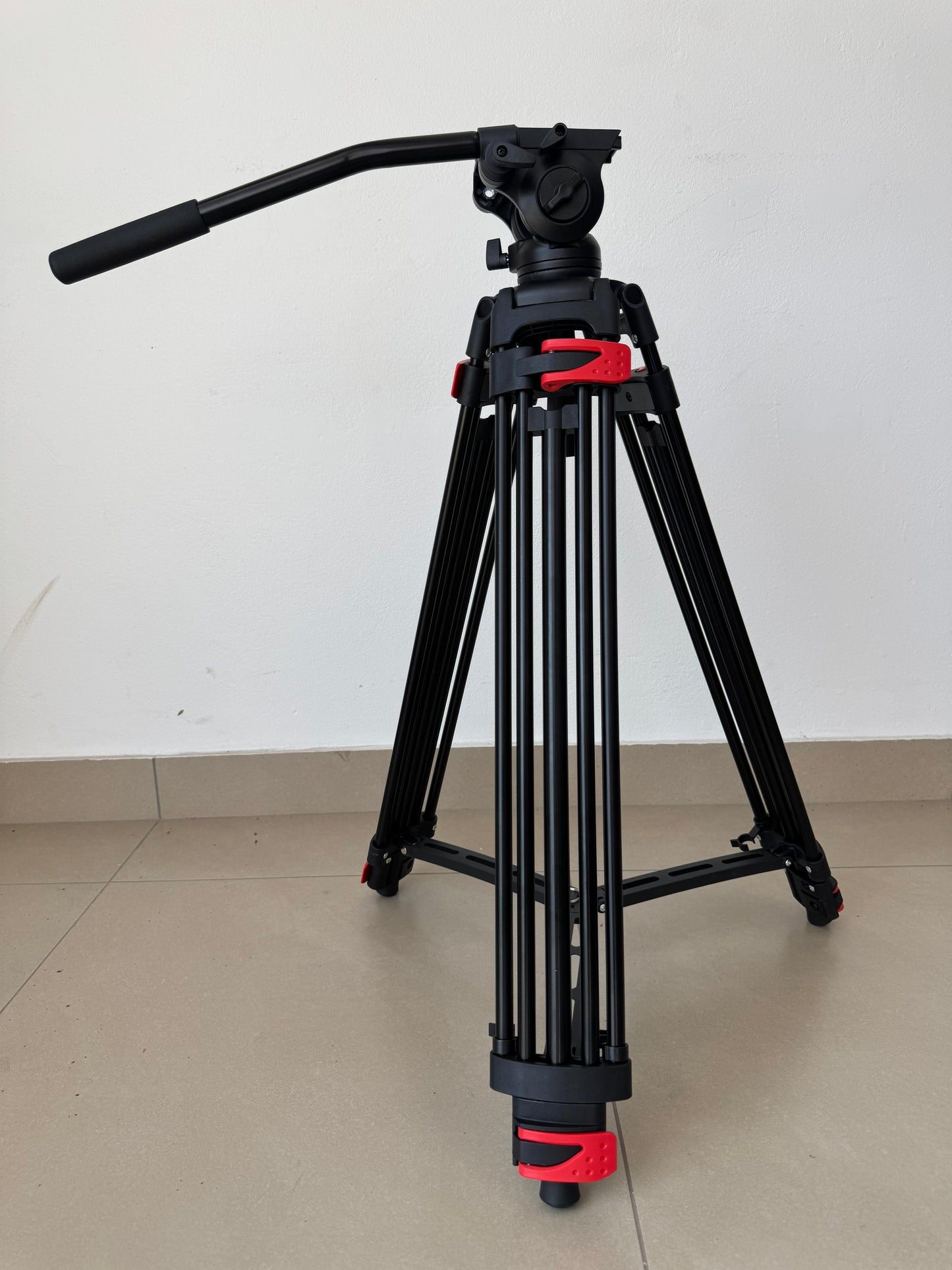 Heavy Duty Tripod
Fluid Head - Smooth, Professional Pan & Tilt Control (BRAND NEW)