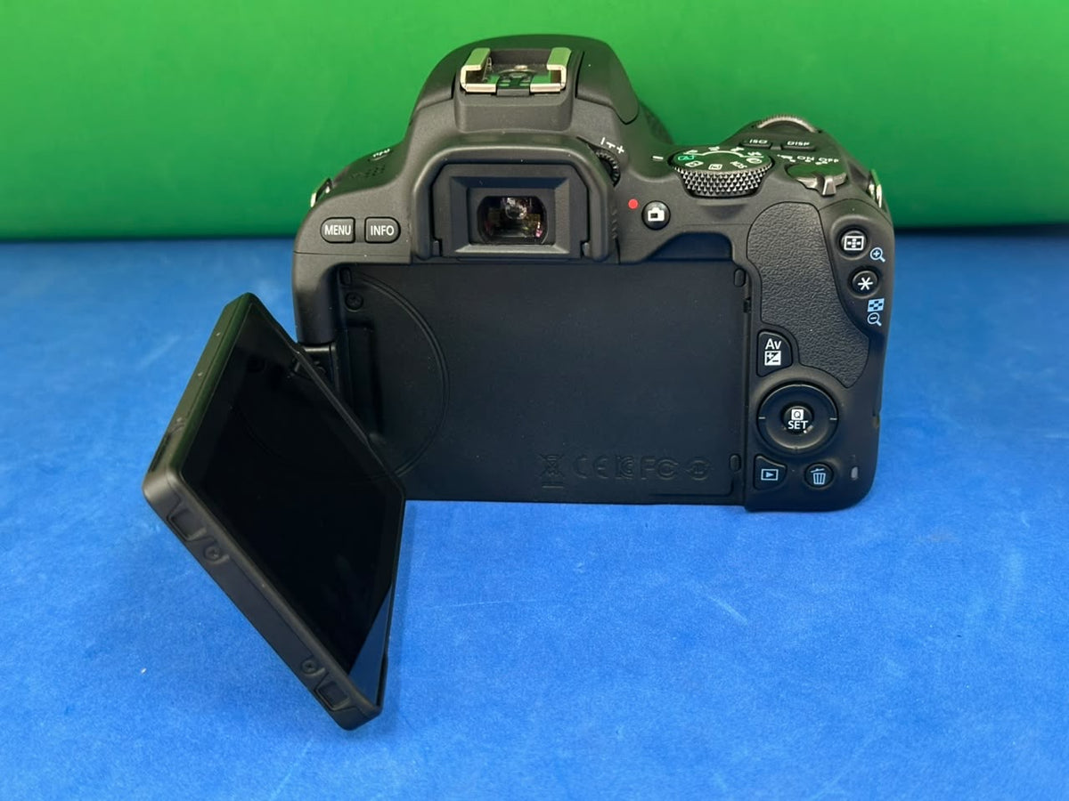 Canon 200D with 18-55mm Lens STM (pre-owned)