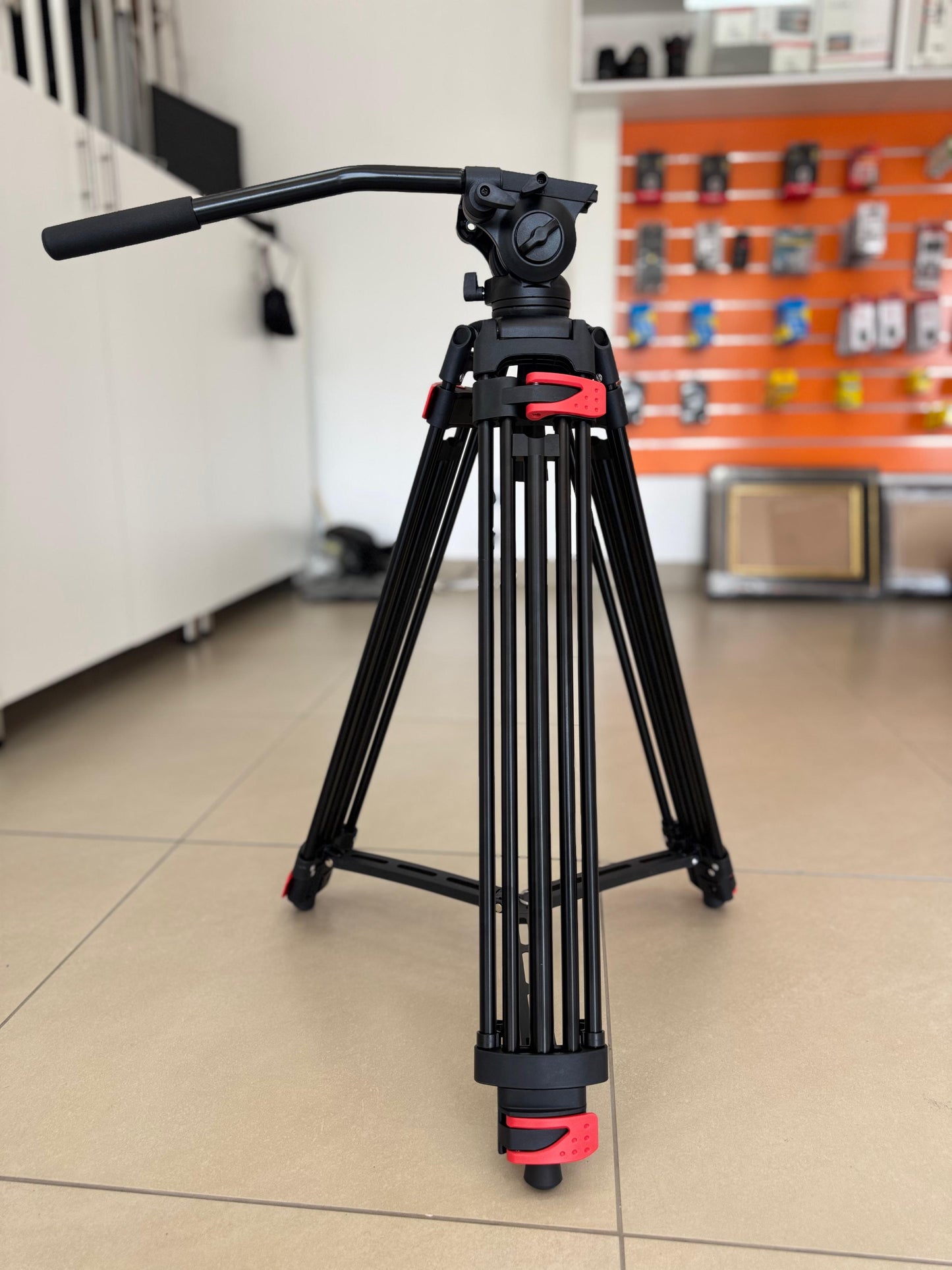 Heavy Duty Tripod
Fluid Head - Smooth, Professional Pan & Tilt Control (BRAND NEW)