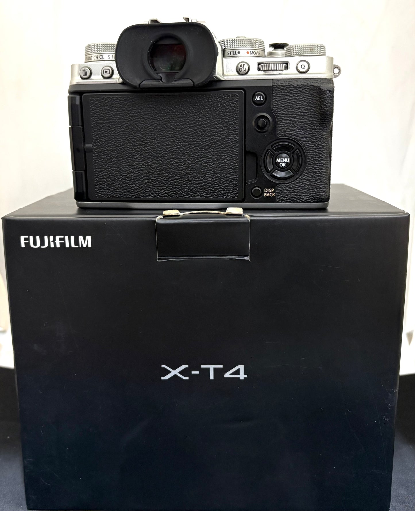 Fujifilm X-T4 Mirrorless Digital Camera + 18-55mm Lens (Silver) (used)