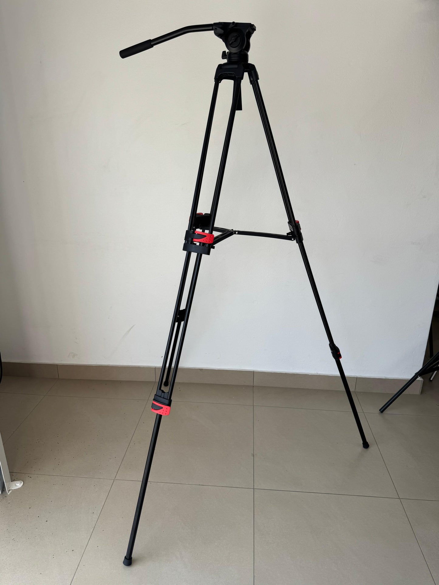 Heavy Duty Tripod
Fluid Head - Smooth, Professional Pan & Tilt Control (BRAND NEW)