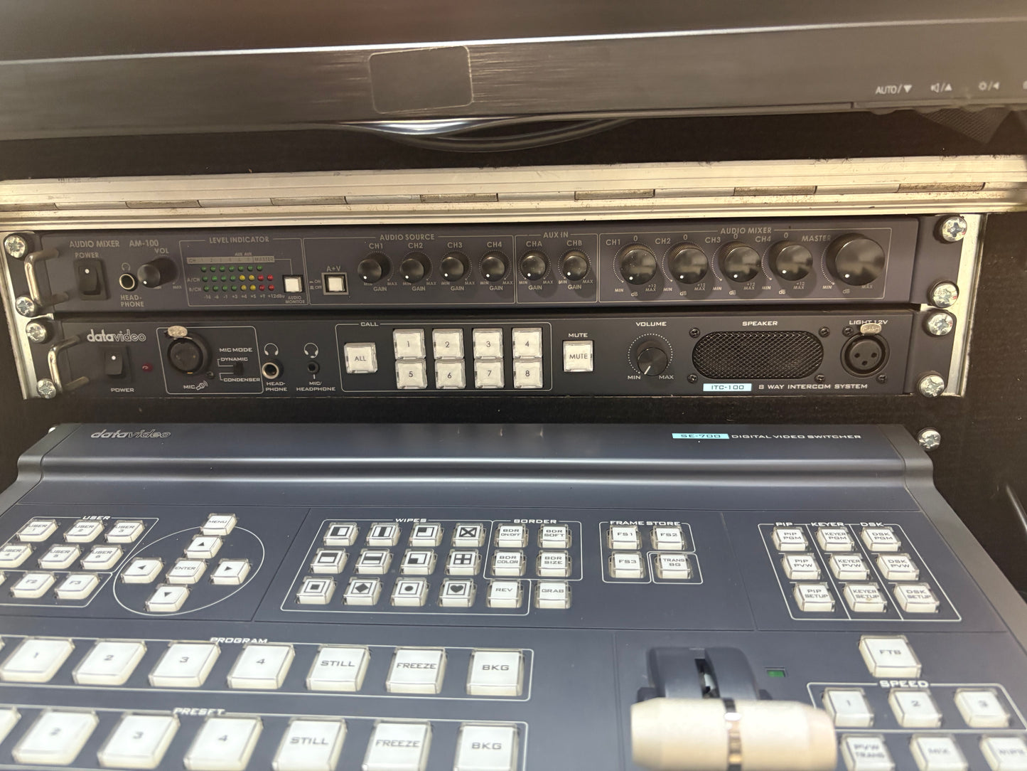 Datavideo SE-700 4-input HD-SDI and HDMI Video Mixer Complete sets (pre-owned)