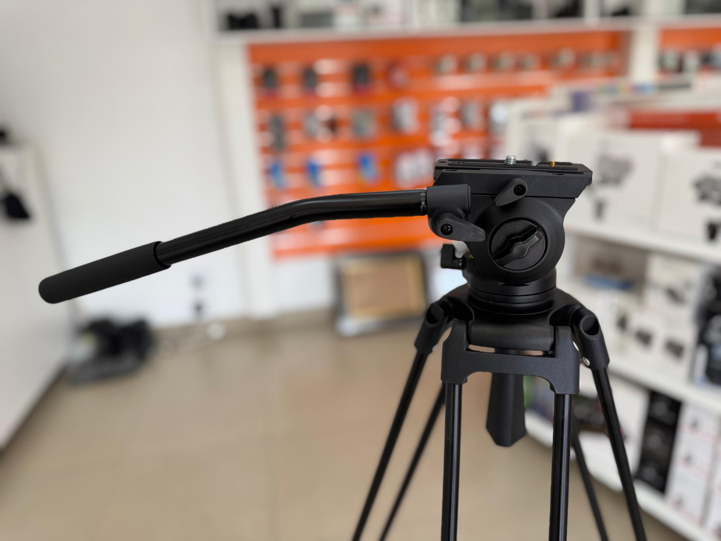 Heavy Duty Tripod
Fluid Head - Smooth, Professional Pan & Tilt Control (BRAND NEW)