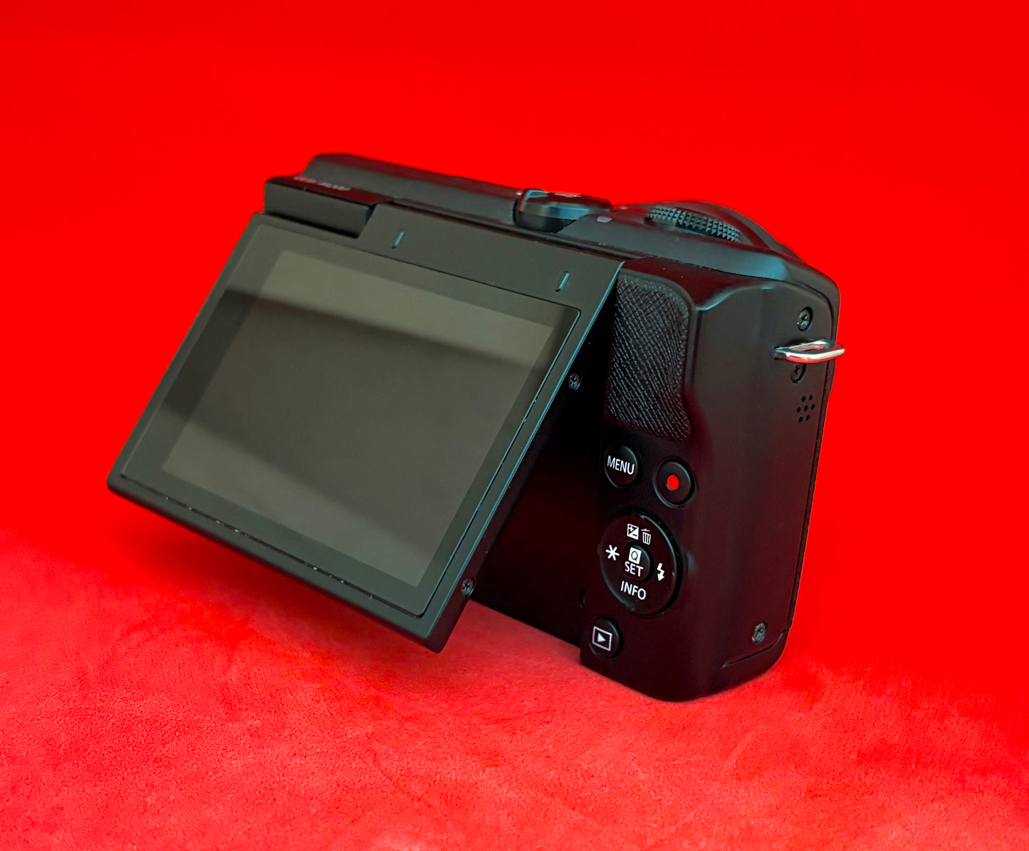 Canon EOS M200 Mirrorless Camera + 15-45mm lens (used)