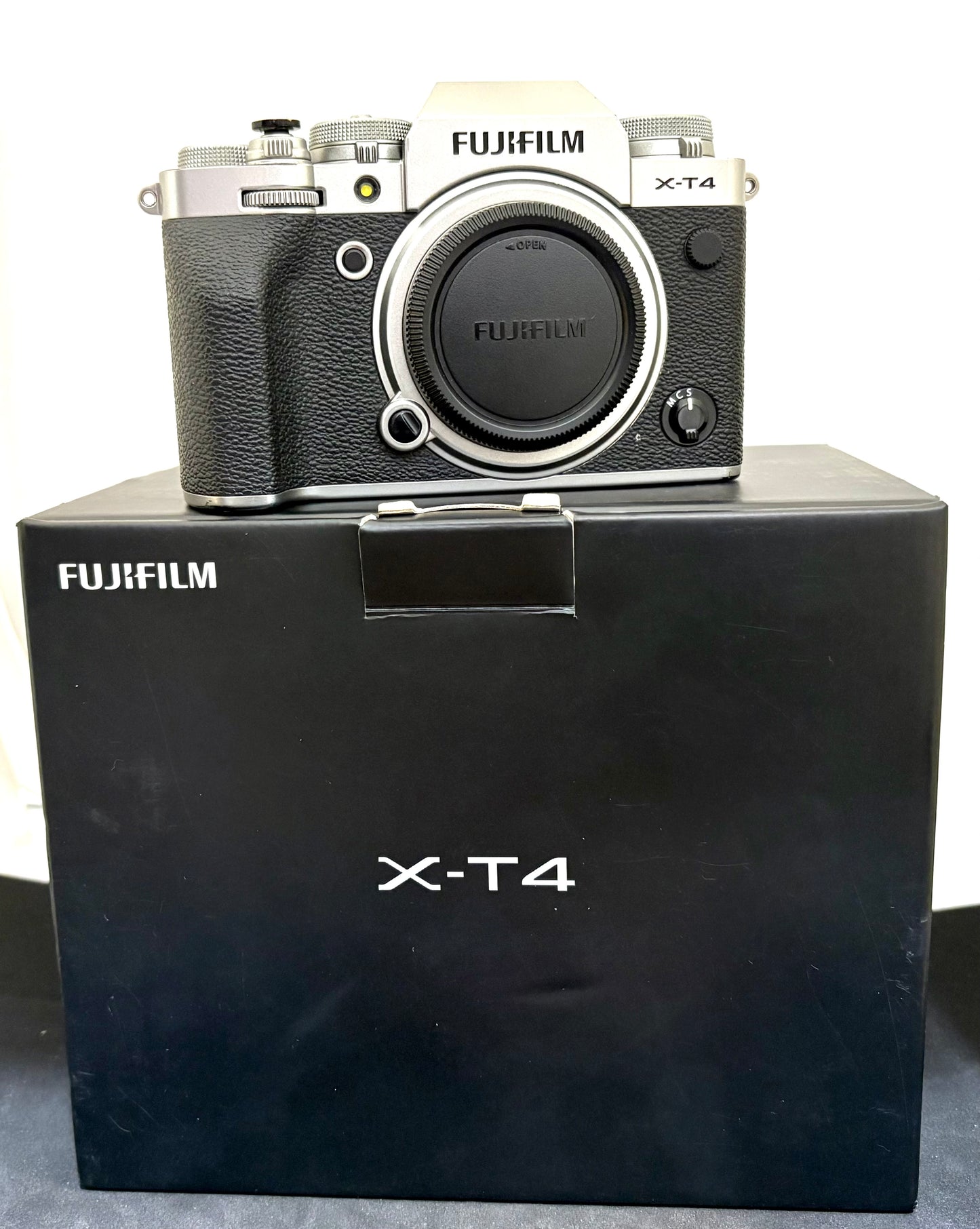 Fujifilm X-T4 Mirrorless Digital Camera + 18-55mm Lens (Silver) (used)